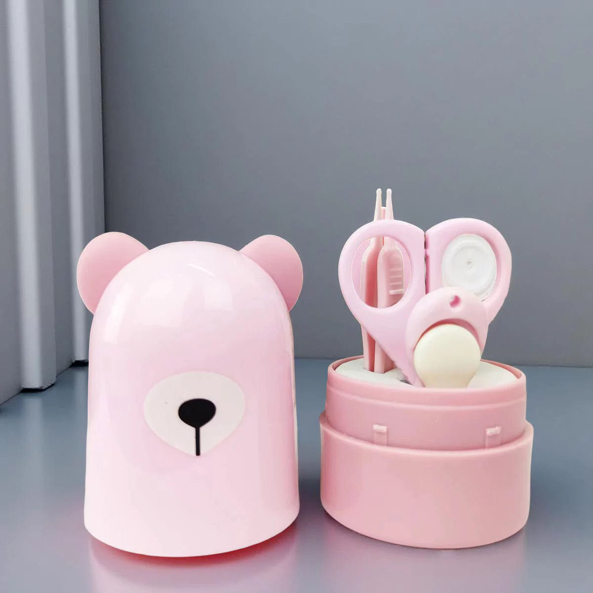 Манікюрний набір «Ведмедик» рожевий — відкрита кришка, інструменти всередині