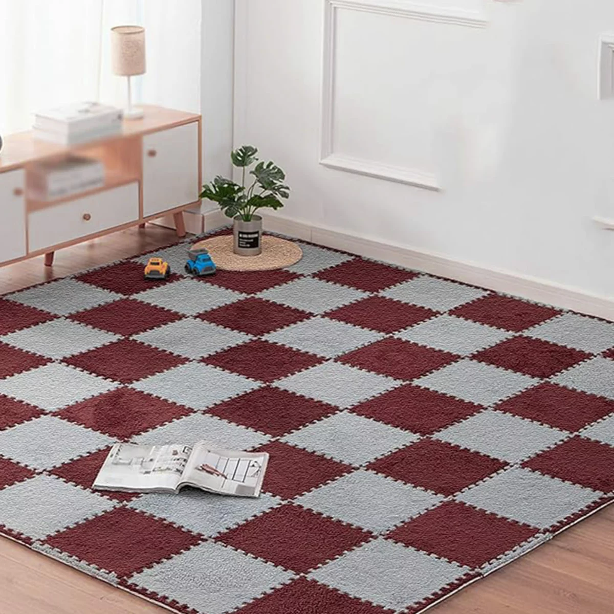 Інтер’єр: шаховий візерунок із коричневих і сірих плит килимка-пазла — Коричневий