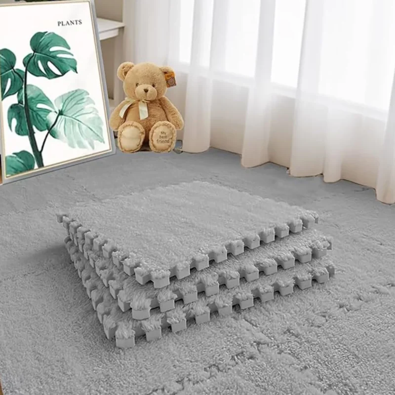 Світло-сірі модулі килимка-пазла 30×30 у кімнаті на підлозі