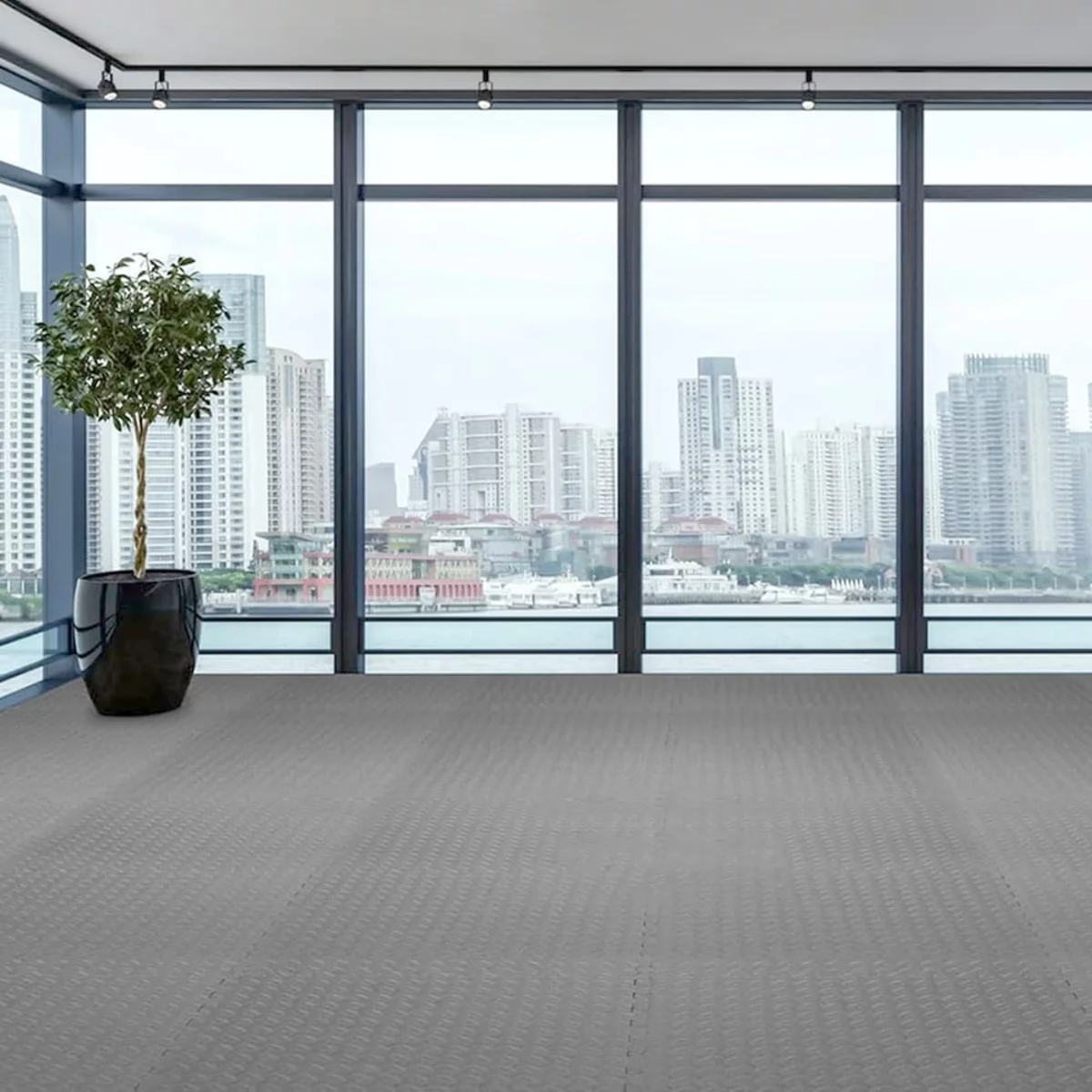 Сірий килимок-пазл EVA у просторому інтер’єрі з панорамними вікнами