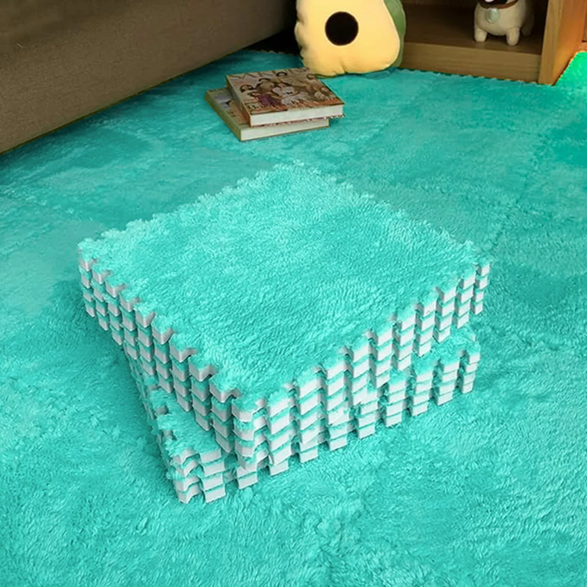 М’ятні килимки-пазли стопкою на зібраному покритті