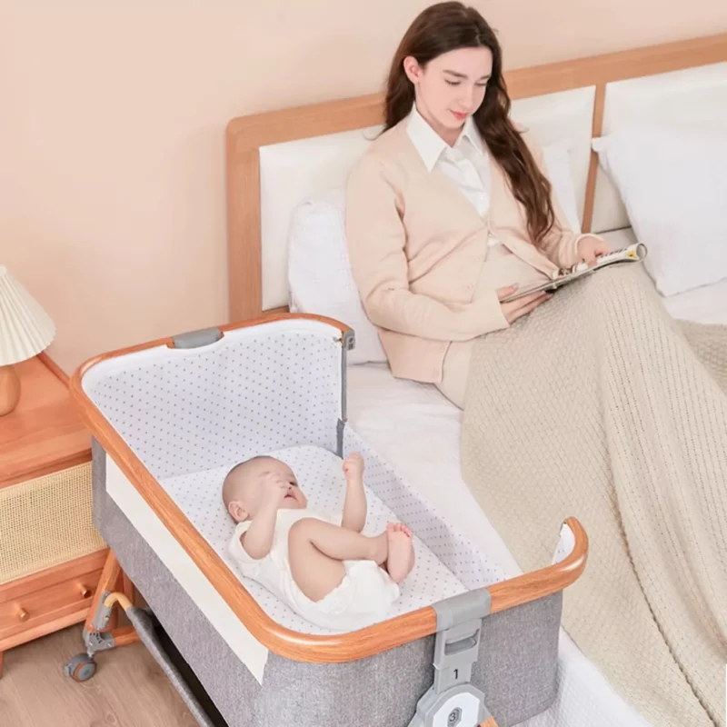 Дитяче приставне ліжко-колиска з дерев’яними ніжками і матрацом