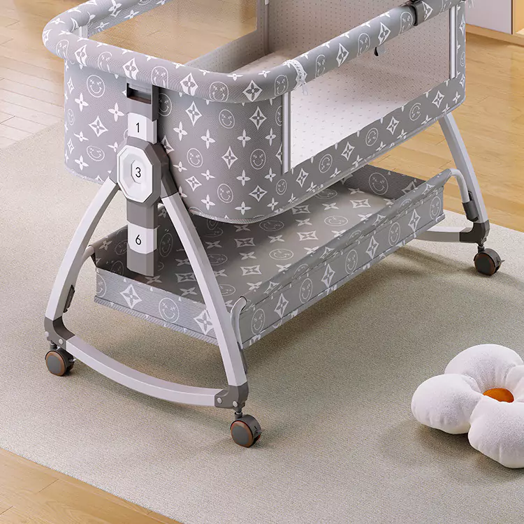 Дитяче ліжечко для немовлят на коліщатках з фіксаторами