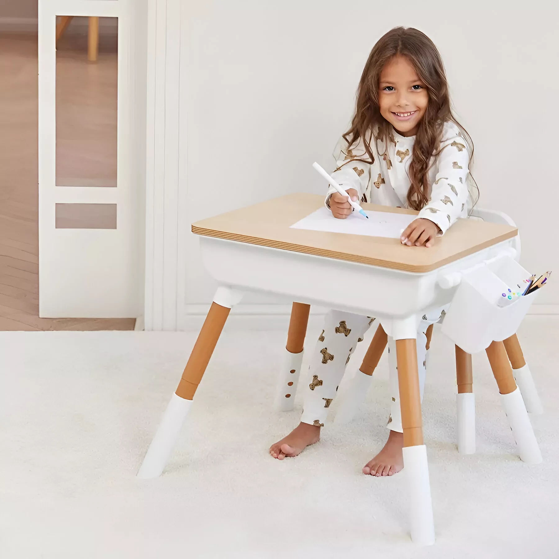 Дитячий стіл з контейнерами для зберігання та регульованими ніжками